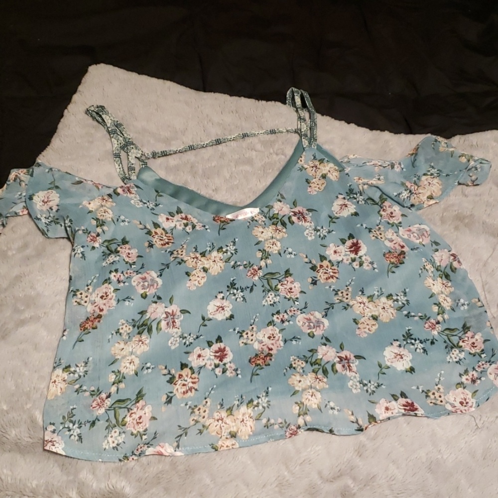 Beautiful floral tank top, great material! Small